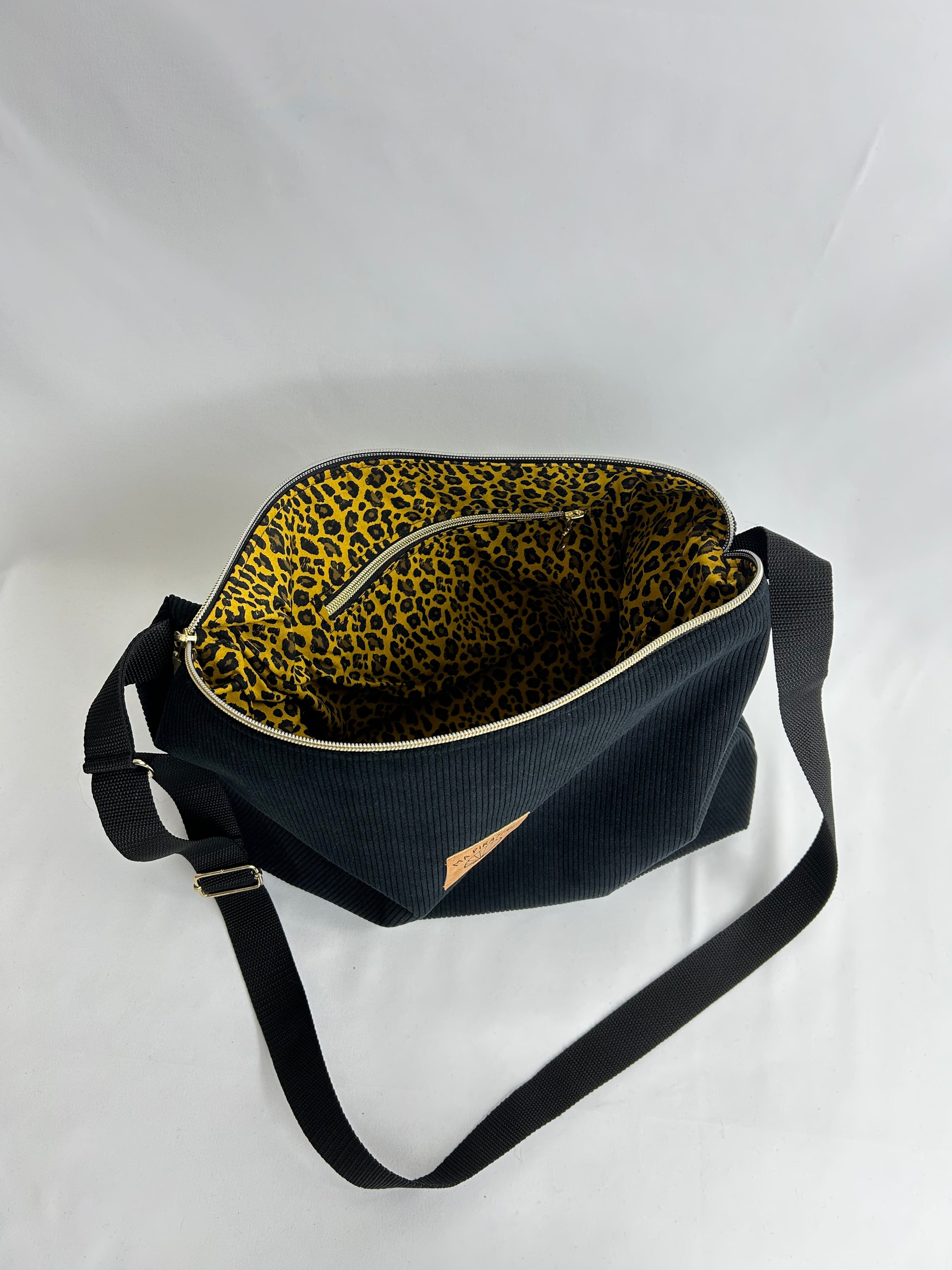 Le Reporter noir / léopard jaune