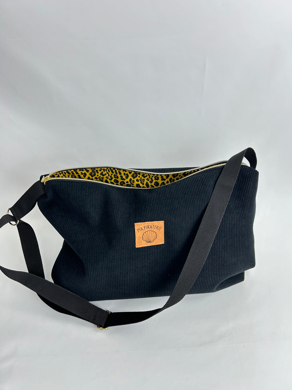 Le Reporter noir / léopard jaune