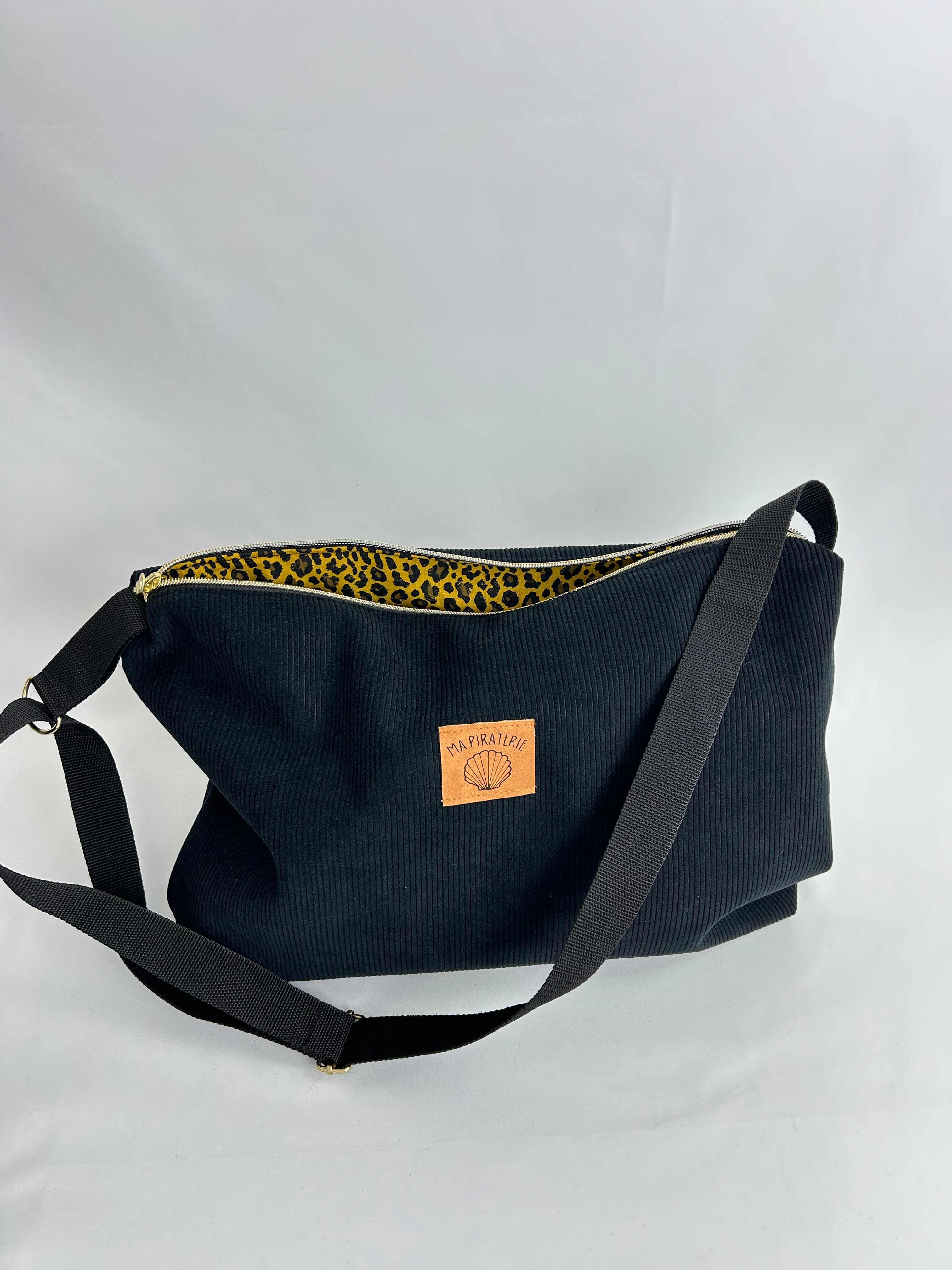 Le Reporter noir / léopard jaune